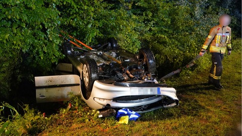 Am Donnerstag haben sich laut Polizei fünf Menschen zwischen 16 und 18 Jahren bei einem Autounfall verletzt - zwei davon schwer. 