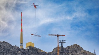 Ein Hubschrauber hat die Einzelteile des Krans auf den Säntis transportiert