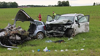 Die beiden Fahrzeuge sind nach dem Zusammenstoß völlig zerstört.