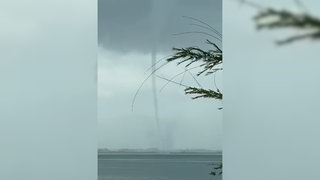Die Wasserhose ist über dem Bodensee zu sehen.