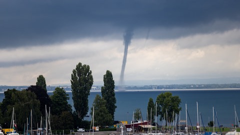 Eine Windhose zieht im vergangenen Jahr über den Bodensee