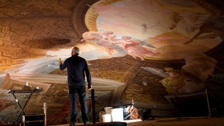 Restaurator Stefan Bussmann bei der Arbeit in der Basilika in Weingarten.