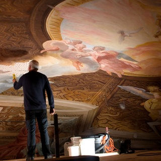 Restaurator Stefan Bussmann bei der Arbeit in der Basilika in Weingarten.