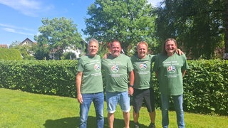 Vier Allgäuer Fußballfans vor dem Abflug zur Fußball-WM.