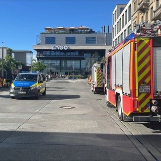 Der 24-Stunden-Flohmarkt ist aufgrund einer Bombendrohung am frühen Sonntagmorgen geräumt worden. Auch der Bahnhof und der Hafen sind am Sonntagmorgen gesperrt.