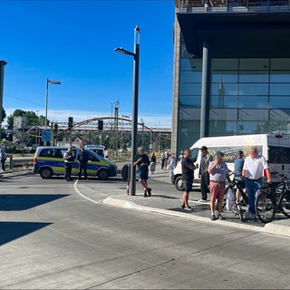 Der 24-Stunden-Flohmarkt ist aufgrund einer Bombendrohung am frühen Sonntagmorgen geräumt worden. Auch der Bahnhof und der Hafen sind am Sonntagmorgen gesperrt.