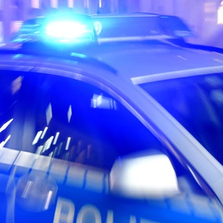 Polizeiauto mit Blaulicht: Polizisten setzten in Singen Pfefferspray gegen einen 44-Jährigen ein, nachdem dieser sich unkooperativ verhielt. (Symbolbild)