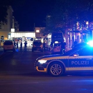 Ein Polizeiauto steht vor dem Bahnhof Friedrichshafen. Dort wurde ein herrenloses Gepäckstück entdeckt.