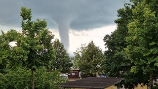 Eine Wasserhose über dem Bodensee vor Friedrichshafen.