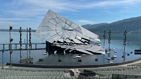 Ein zerborstener Spiegel ist das Bühnenbild zu Verdis "La traviata" bei den Bregenzer Festspielen 2026.