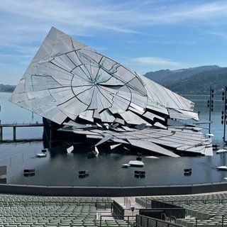 Ein zerborstener Spiegel ist das Bühnenbild zu Verdis "La traviata" bei den Bregenzer Festspielen 2026.