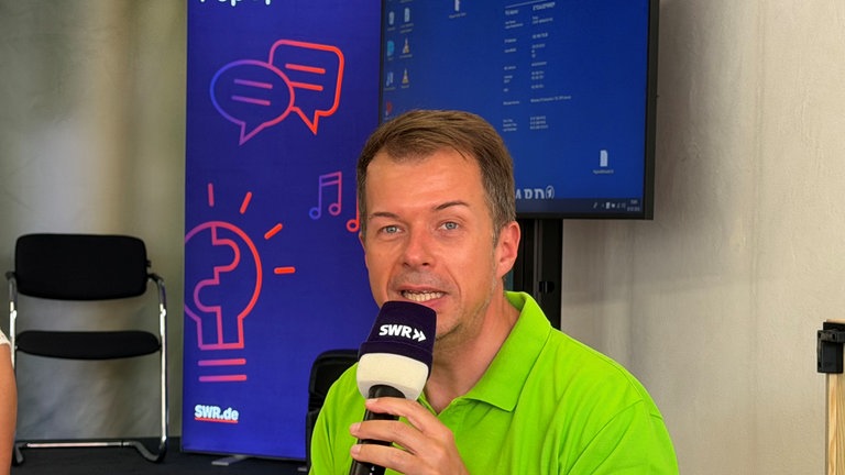 Moderator Daniel Pesch, bekannt aus der SWR4 Datingshow "Pesch in der Liebe", sprach im SWR PopUp Studio Mengen mit dem Publikum über Einsamkeit, die Suche nach Liebe und Beziehungen im reiferen Alter.