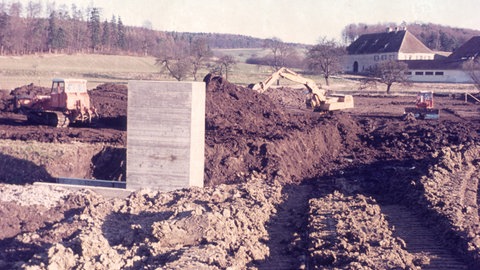 Der Bau des Storchenweihers 1977 am Affenberg Salem.