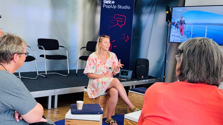 SWR-Moderatorin Jana Kübel im PopUp Studio Mengen.