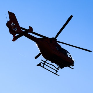 Ein Hubschrauber der Luftrettung startet nach einem Unfall.