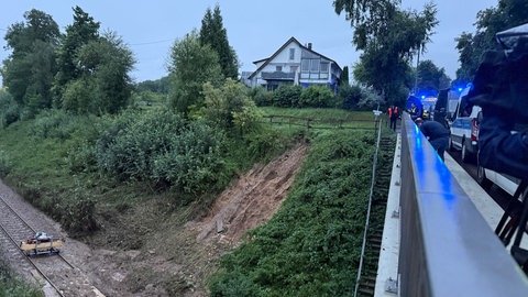 Erde liegt nach einem Hangrutsch auf den Gleisen. Am 27. Juli 2026 jährt sich das Zugunglück von Riedlingen.