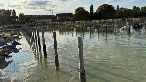 Der Hafen von Gaienhofen-Horn am Bodensee. Niedrigwasser sorgt dafür, dass Segelboote ihre Liegeplätze nicht nutzen können.