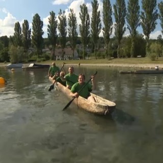 Anstatt mit Rennbooten gehen die Teilnehmerinnen und Teilnhemer mit nachgebauten Steinzeitbooten an den Start. Bei der Einbaum Regatta im Öhninger Teilort Wangen paddeln Teams aus sechs Ländern um die Wette.