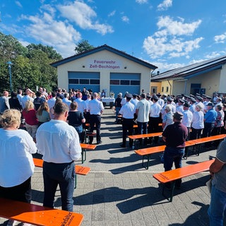 Mit einem ökumenischen Gedenkgottesdienst wird am Montagnachmittag im Riedlinger Ortsteil Zell-Bechingen (Kreis Biberach) an das tödliche Zugunglück vor einem Jahr erinnert.