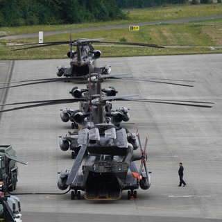 Mehrere Hubschrauber stehen auf einem Flugplatz