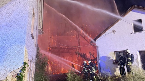Löscharbeiten der Feuerwehr Herbertingen. Zwei Kinder stehen im Verdacht, für den Brand eines leerstehenden Bauernhauses in Herbertingen verantwortlich zu sein.