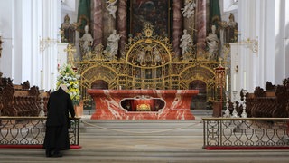 Der Altarraum für die Heilig-Blut-Reliquie in der Basilika in Weingarten