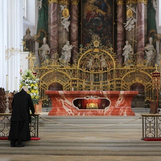 Der Altarraum für die Heilig-Blut-Reliquie in der Basilika in Weingarten