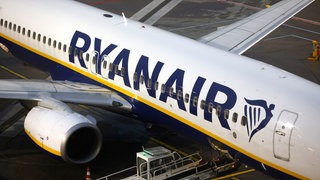 Eine Ryanair-Maschine auf dem Rollfeld. Die irische Fluggesellschaft bietet die Verbindung zwischen Friedrichshafen und Palma de Mallorca nun auch im Winterflugplan an.
