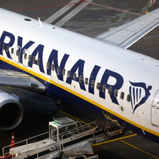 Eine Ryanair-Maschine auf dem Rollfeld. Die irische Fluggesellschaft bietet die Verbindung zwischen Friedrichshafen und Palma de Mallorca nun auch im Winterflugplan an.