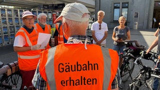 Am Konstanzer Bahnhof ist die viertägige "Tour de Gäubahn" gestartet.