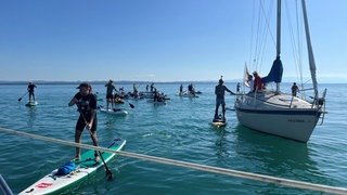 Die Standup-Paddler haben den Bodensee zwischen Friedrichshafen und Romanshorn überquert.