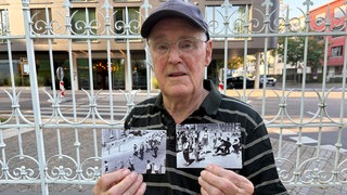 Der 90-Jährige Hermann Bodenmüller zeigt Bilder vom ersten Seehasenfest in Friedrichshafen im Jahr 1949