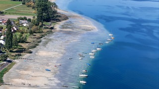 Am Bodensee liegen einige Boote aufgrund des niedrigen Wasserstands auf dem Trockenen. 