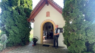 Josef Kugler steht vor seiner "Bruder-Klaus-Kapelle" am Ortsrand von Rosna bei Mengen.