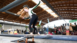 Eine Frau beim Slimboarding