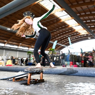Eine Frau beim Slimboarding