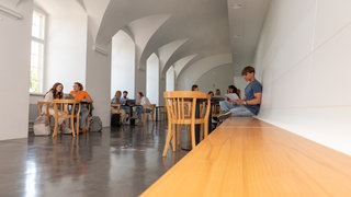 Studierende in der Pausenhalle der Pädagogischen Hochschule in Weingarten