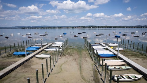 Boote liegen am Untersee, dem westlichen Teil des Bodensees, auf dem Trockenen.