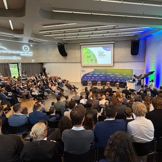 Wie wird Deutschland verteidigungsfähig? Das diskutierten rund 300 Besucher beim ersten Defence Summit an der Zeppelin-Uni Friedrichshafen.