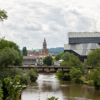 Neckar in Heilbronn mit Blick auf Experimenta und Kilianskirche