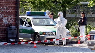 Beamte der Spurensicherung der Polizei arbeiten am 25.04.2007 auf der Heilbronner Theresienwiese (Baden-Württemberg) an einem Tatort, an dem zuvor die Polizeibeamtin Michele Kiesewetter getötet wurde.