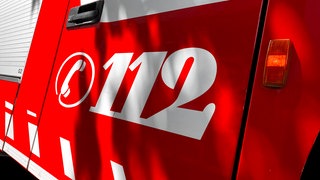 Einsatzfahrzeug Feuerwehr. Notrufnummer 112. Symbolbild.