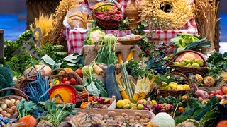 Ernteprodukte liegen 2022 bei einem Erntedankfest vor dem Altar
