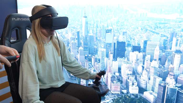 Anna Knake im Flugsimulator auf der CMT