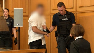 Angeklagter Raser wird in den Gerichtssaal geführt