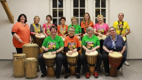 Gisela Hartmann (vorne links) beim Trommeln.