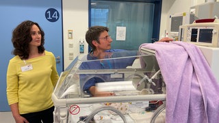 Heike Müller zeigt das Skills-Lab an der SLK Kinderklinik Heilbronn