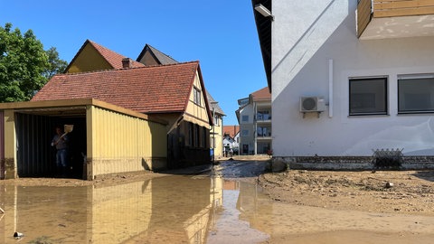 Auf die Straßen von Gemmingen hat sich eine etwa zehn Zentimeter dicke Schlammschicht gelegt
