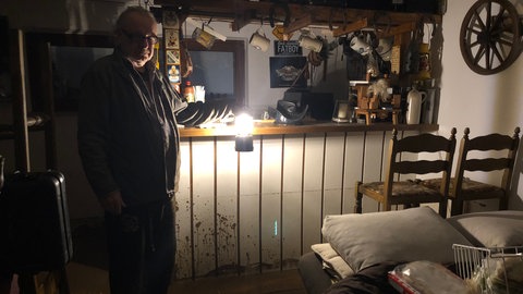 Am Tag nach dem "Jahrtausend-Unwetter" gehen die Aufräumarbeiten in Gemmingen (Kreis Heilbronn) weiter.