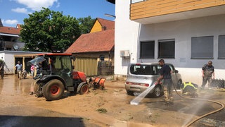 Am Tag nach dem "Jahrtausend-Unwetter" gehen die Aufräumarbeiten in Gemmingen (Kreis Heilbronn) weiter.